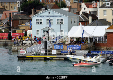 Cowes Hafen Dienststellen am Ufer des Flusses Medina in West Cowes Isle Of Wight England UK Stockfoto