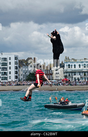 WORTHING INTERNATIONALE BIRDMAN. Ein Flyer springt von Worthing Pier, 35ft über dem Wasser verkleidet um Geld für wohltätige Zwecke Stockfoto