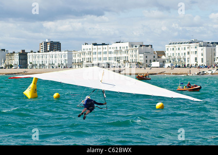 WORTHING INTERNATIONALE BIRDMAN. Ein Flyer springt von Worthing Pier, 35ft über dem Wasser, mit dem Ziel, mehr als 100 M fliegen und gewinnen die £10k Stockfoto