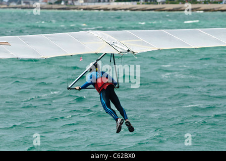 WORTHING INTERNATIONALE BIRDMAN. Ein Flyer springt von Worthing Pier, 35ft über dem Wasser, mit dem Ziel, mehr als 100 M fliegen und gewinnen die £10,0 Stockfoto