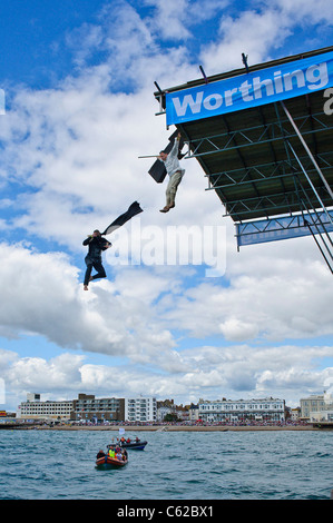 WORTHING INTERNATIONALE BIRDMAN. Ein Flyer springt von Worthing Pier, 35ft über dem Wasser verkleidet um Geld für wohltätige Zwecke Stockfoto