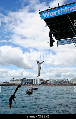 WORTHING INTERNATIONALE BIRDMAN. Ein Flyer springt von Worthing Pier, 35ft über dem Wasser verkleidet um Geld für wohltätige Zwecke Stockfoto