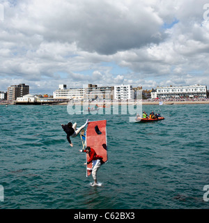 WORTHING INTERNATIONALE BIRDMAN. Ein Flyer springt von Worthing Pier, 35ft über dem Wasser verkleidet um Geld für wohltätige Zwecke Stockfoto