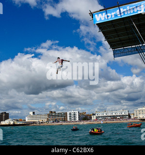 WORTHING INTERNATIONALE BIRDMAN. Ein Flyer springt von Worthing Pier, 35ft über dem Wasser verkleidet um Geld für wohltätige Zwecke Stockfoto