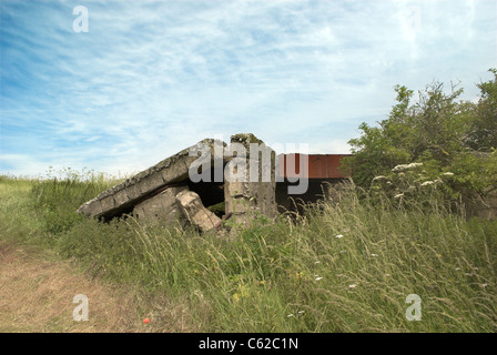 Die eingestürzte Reste einen 2. Weltkrieg Bunker befindet sich auf der South Downs in West Sussex. Stockfoto