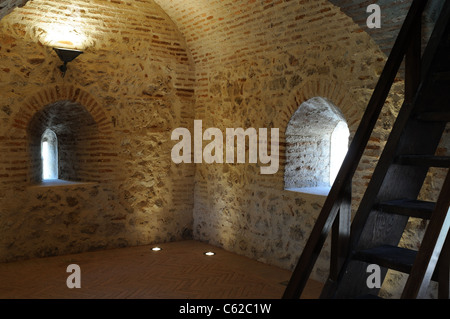 Windows - Innenraum Wachturm gehören an die Wand von ALCALA DE HENARES (13 th). Spanien Stockfoto