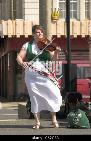 Morris Tänzer Musiker auf Worthing direkt am Meer in West Sussex. Stockfoto