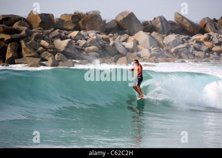 Surfer, die Kreuzfahrt auf einer kleinen gläsernen Welle in Mexiko. Stockfoto