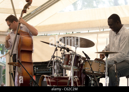 Laila Biali-Trio-Schlagzeuger und Bassist Stockfoto