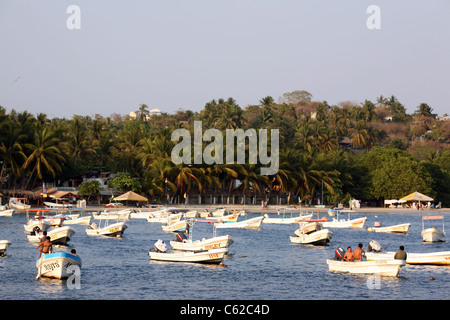 Angelboote/Fischerboote vertäut an einem geschützten Strand in Puerto Escondido. Oaxaca, Mexiko, Nordamerika Stockfoto