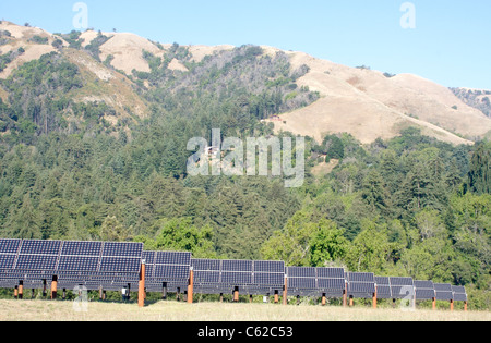 Sonnenkollektoren im Post Ranch Inn in Big Sur, Kalifornien, mit den Santa Lucia Mountains im Hintergrund Stockfoto