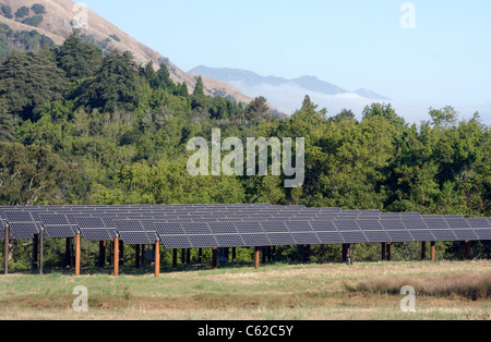 Sonnenkollektoren im Post Ranch Inn in Big Sur, Kalifornien, mit den Santa Lucia Mountains im Hintergrund Stockfoto