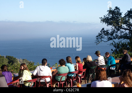 Touristen sehen Sie den Pazifik vom Deck das Nepenthe Restaurant in Big Sur, Kalifornien Stockfoto