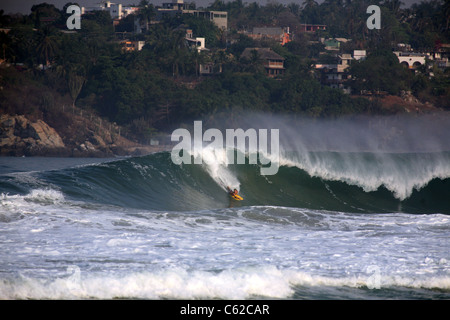 Körper-Boarder Surfen von einer Welle in Puerto Escondido, Mexiko. Stockfoto