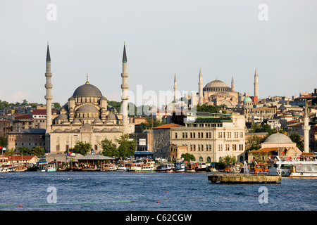 Stadt von Istanbul, Blick vom Goldenen Horn auf der linken Seite neue Moschee (Yeni Valide Camii) auf der rechten Seite Hagia Sophia. Stockfoto