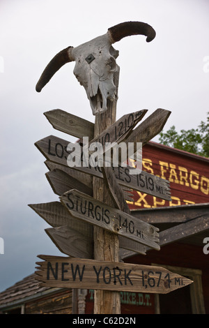 Historische Wildwest-Stadt aus den 1880er Jahren in South Dakota in der Nähe von Murdo Alte hölzerne Straße Wegbeschreibung und Büffelschädel vertikal Niemand in den USA Hi-res Stockfoto