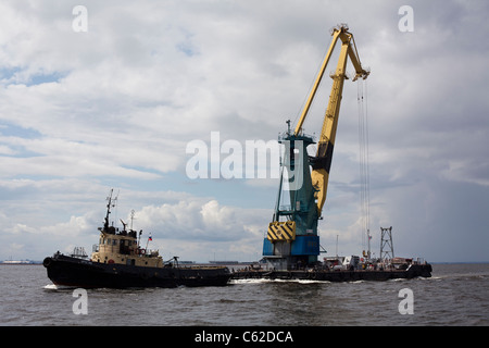 Transport Schwimmkran in den finnischen Meerbusen in Sankt-Petersburg, Russland Stockfoto