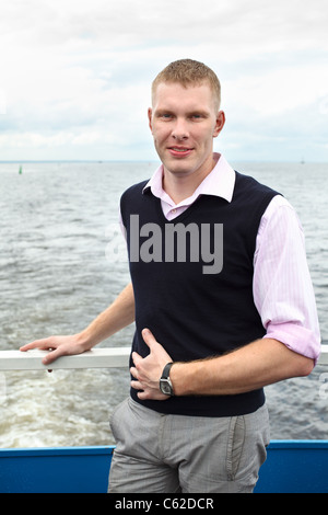 Ein hübscher kaukasischen Mann auf Deck der Yacht. Russischen Volkes Stockfoto