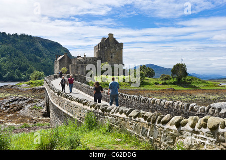 Touristen Überqueren der Brücke zu Eilean Donan Castle, Loch Duich, Highland, Schottland, UK. Schottische Schlösser. Stockfoto