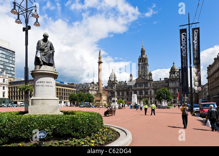 George Square im Zentrum Stadt mit City Chambers im Hintergrund und Statue von James Watt im Vordergrund, Glasgow, Schottland, UK Stockfoto