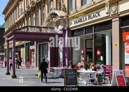 Cafe außerhalb der McLellan Galerien auf der Sauchiehall Street in der City Centre, Glasgow, Schottland, Großbritannien Stockfoto