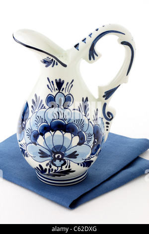 niederländische Antik glasiert blau-weißen Delfter Glas voll frischer Milch. Stockfoto