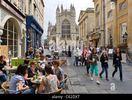 Bath, England. Café auf dem Friedhof der Abtei vor der Bath Abbey und den römischen Bädern, Bath, Somerset, England, Großbritannien Stockfoto