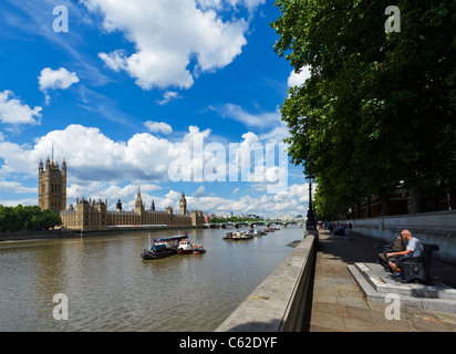 Die Themse und die Houses of Parliament angesehen vom Südufer mit Westminster Bridge in der Ferne, London, England Stockfoto