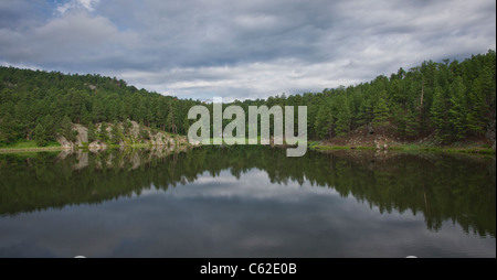 Panoramablick auf die Landschaft ein See in Black Hills South Dakota in den USA US Forest Rocks Reflexion Wasser Wolkenlandschaft Himmel außerhalb des Horizonts niemand Hi-res Stockfoto