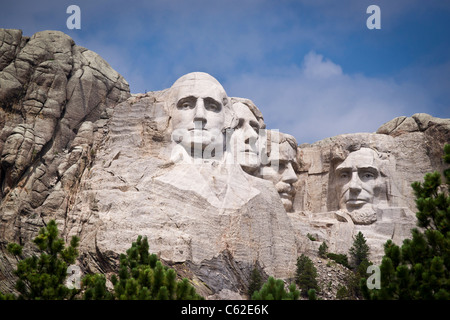 Köpfe von vier amerikanischen Präsidenten in Mount Rushmore in Black Hills, South Dakota, in einem tiefen Winkel von unten in den USA in horizontaler Hochauflösung Stockfoto