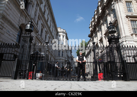 Bewaffnete Polizei Wache Eingang zur Downing Street, Westminster, London, England, Vereinigtes Königreich Stockfoto