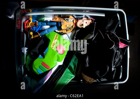 Spielzeug-Box mit Woody und buzz Lightyear Outfit, holzig, Cowboy, Held, heroisch, "Spielzeug, Geschichte", Kind, Spielzeug, Hintergrund, Box, Kindheit, Stockfoto