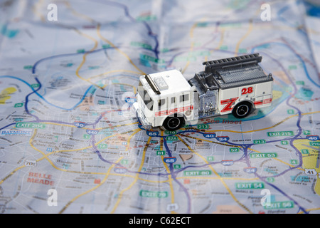 Modell Feuerwehrauto auf einem Stadtplan der Innenstadt von Nashville in den usa Stockfoto