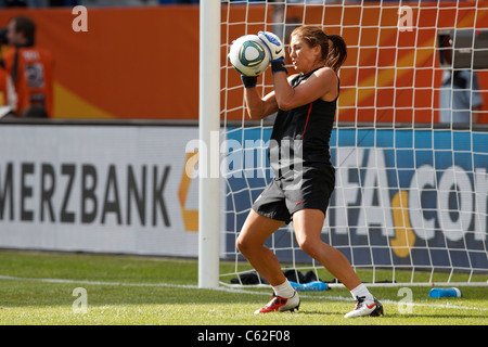SINSHEIM, DEUTSCHLAND - 2. JULI: US-Torhüter Hope Solo spart beim Aufwärmen der Mannschaft vor dem Spiel der FIFA Frauen-Weltmeisterschaft Gruppe C gegen Kolumbien am 2. Juli 2011 in der Rhein-Neckar-Arena in Sinsheim. Nur redaktionelle Verwendung. Kommerzielle Nutzung verboten. (Foto: Jonathan Paul Larsen / Diadem Images) Stockfoto
