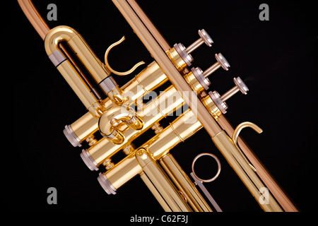 Eine professionelle gold Trompete isoliert gegen einen schwarzen Hintergrund im horizontalen Format. Stockfoto