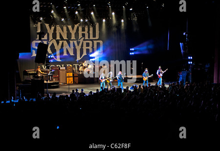 Lynyrd Synyrd im Konzert, einen weiten Blick auf Bühne mit Logo und Band-Mitglieder Stockfoto