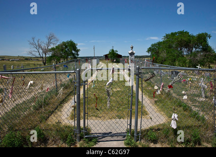 Zeremonielle Tabakopfer auf dem Massenzaun verwundeter Knie auf dem Oglala Lakota Sioux Pine Ridge Reservat in South Dakota USA Hi-res Stockfoto