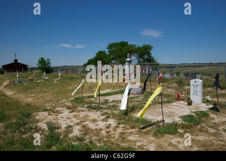 Zeremonielle Tabakopfer auf dem Massenzaun verwundeter Knie auf dem Oglala Lakota Sioux Pine Ridge Reservat in South Dakota USA Hi-res Stockfoto