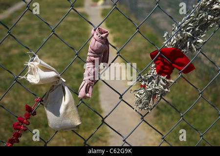 Zeremonielle Tabakopfer auf dem Massenzaun verwundeter Knie auf dem Oglala Lakota Sioux Pine Ridge Reservat in South Dakota USA Hi-res Stockfoto