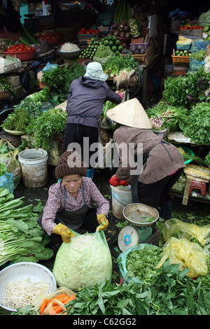 Frauen arbeiten mit frischen Produkten in der geschäftigen central Market. Stockfoto