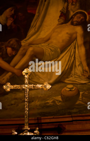 Goldenes Kreuz und gekreuzigten Jesus Christus Kunst in Basilika Palma Mallorca, Spanien. Stockfoto