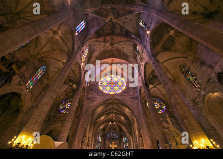 Basilika Kathedrale Palma Mallorca im Inneren der Kapelle, historische Decke, Bögen und Säulen. Rose Glasfenster. Über dem Altar. Stockfoto