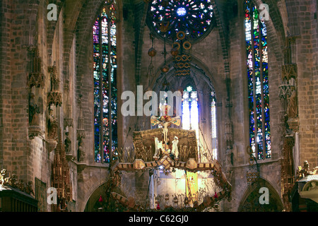 Basilika Kathedrale Palma Mallorca im Inneren der Kapelle, historische Decke, Bögen und Säulen. Gefärbten Rosette. Über dem Altar. Stockfoto