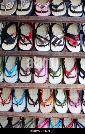 Bunte Sandalen zum Verkauf. Hoi, Quang Nam, Vietnam, Südostasien, Asien Stockfoto