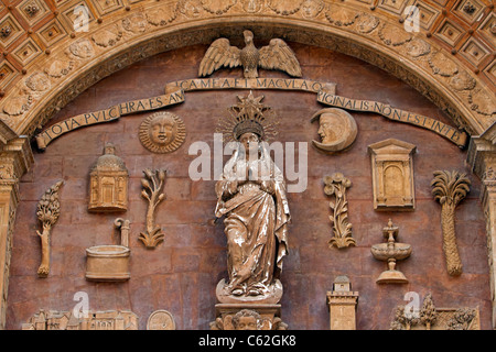 Basilika Kathedrale Palma Mallorca Spain.Carving, Fassade und Statuen über Eingangstür. Herrliche Anbetung Kirche. Stockfoto