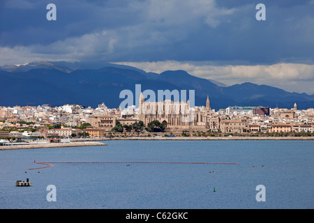 Basilika Kathedrale Palma Mallorca Spain.City durch den Hafen. Herrliche Anbetung Kirche. Stockfoto