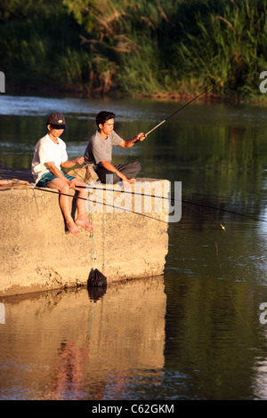 Leute auf Dak Bla Fluss angeln. Kon Tum, Vietnam, Südostasien, Asien Stockfoto