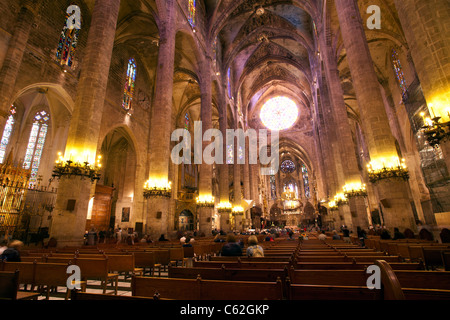 Basilika Kathedrale Palma Mallorca Spanien. Im inneren Bögen und hohen Decken. Herrliche Anbetung Kirche. Stockfoto