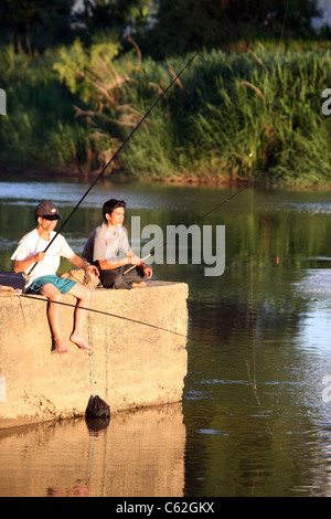 Leute auf Dak Bla Fluss angeln. Kon Tum, Vietnam, Südostasien, Asien Stockfoto