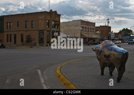 Black Hills Tiefwinkelansicht der historischen Innenstadt mit einer Büffelstatue im Vordergrund von oben in Custer South Dakota SD in den USA in horizontaler Hochauflösung Stockfoto